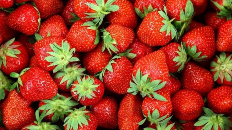 К чему снится красная клубника?